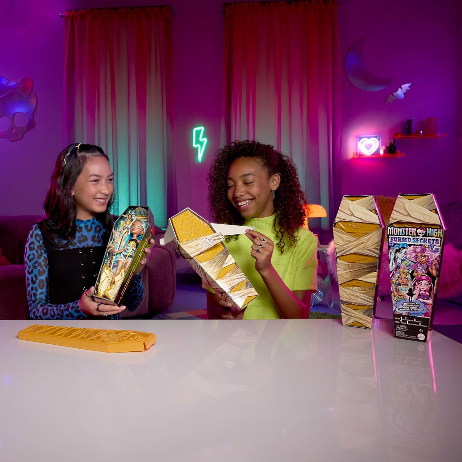 Monster High Buried-Secrets-Puppen und Zubehör, Halbjahresgraus-Thema mit geheimnisvoller Puppe und 5 Überraschungen beim Auspacken (Figuren können variieren.), HYV64