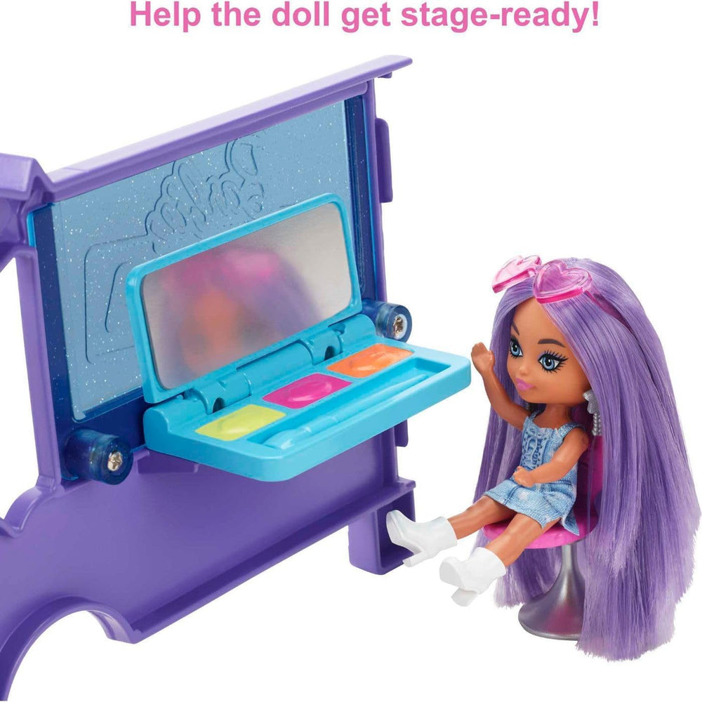 Păpușă Barbie Extra Mini Minis, Păpușă Extra Mini Minis cu Dubă Turistică cu Sclipici Extra, inclusiv accesorii pentru stația de machiaj și spectacol, cadou pentru copii, jucărie pentru vârsta de 3 ani și peste, HKF84