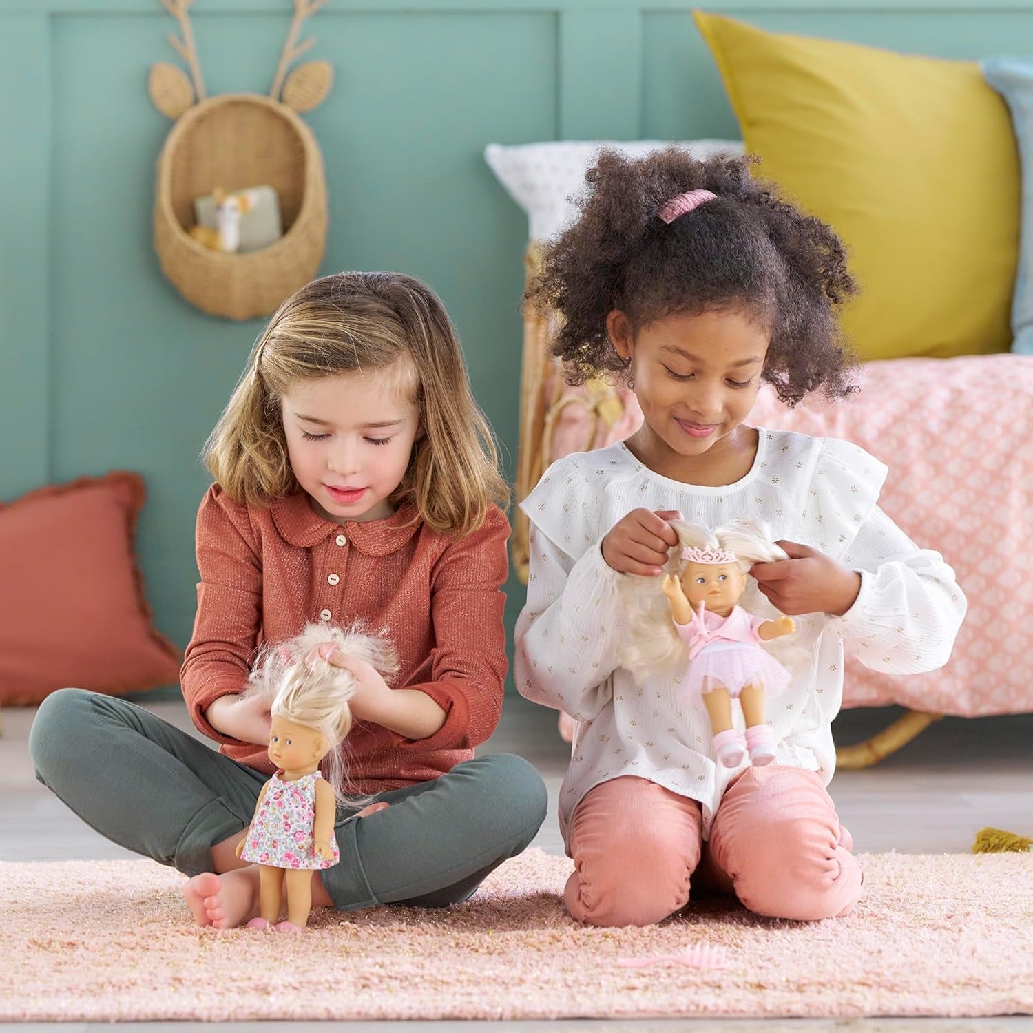 Les Trendies Corolline Rosy Miniwelt Set, Vollvinylpuppe mit langem Haar, Bürste, extra Outfit in Geschenkbox, 4 Teile, Vanilleduft, 20cm, ab 3 Jahren