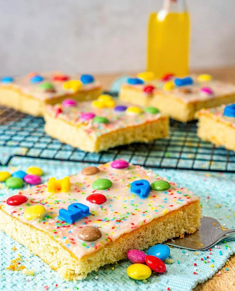 Decoraciones de lentejas y chocolate RUF Love Chocolate, elaboradas con fino chocolate con leche con un glaseado de azúcar crujiente y colorido, 75 g por caja