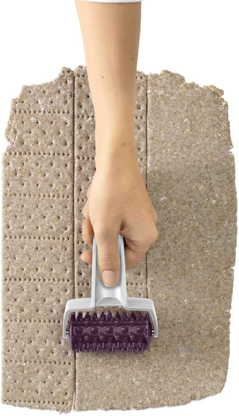 Betty Bossi Cracker Roller, el utensilio de cocina ideal para preparar Knäckebrot y Crackern für raffiniertes Fingerfood. Teigschneider mit tollen Rezeptideen.