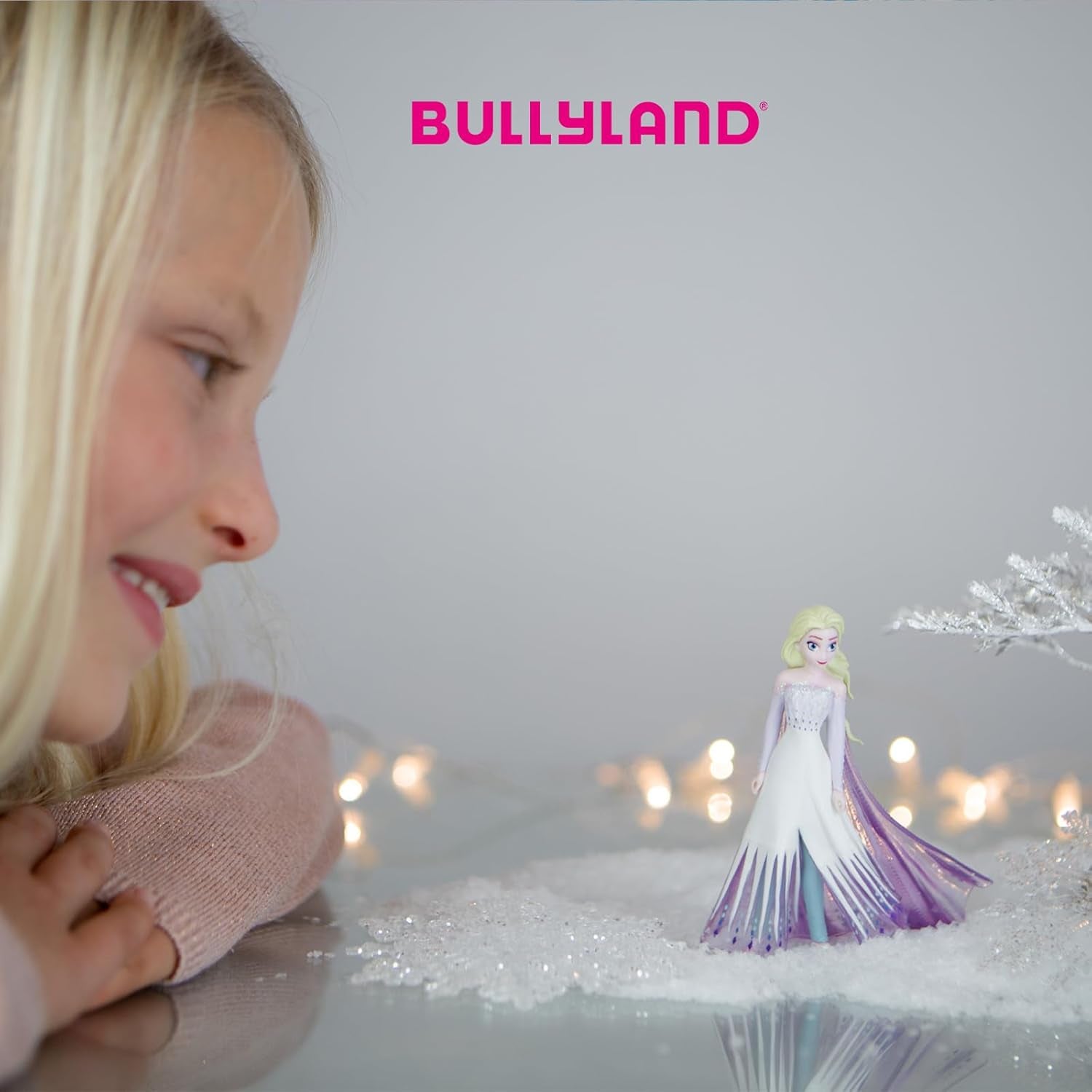 Bullyland 12961 - Figurină Elsa din Arendelle din filmul Frozen de Walt Disney, aprox. 10,1 cm, foarte detaliată, ideală ca un mic cadou pentru copiii cu vârsta de 3 ani și peste
