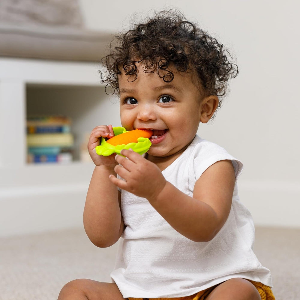 Infantino Lil' Nibbles, inel de dentiție din silicon texturat, jucărie de dentiție pentru bebeluși fără BPA, moale, ușor de ținut în mână, stimulare senzorială pentru sugari, morcov