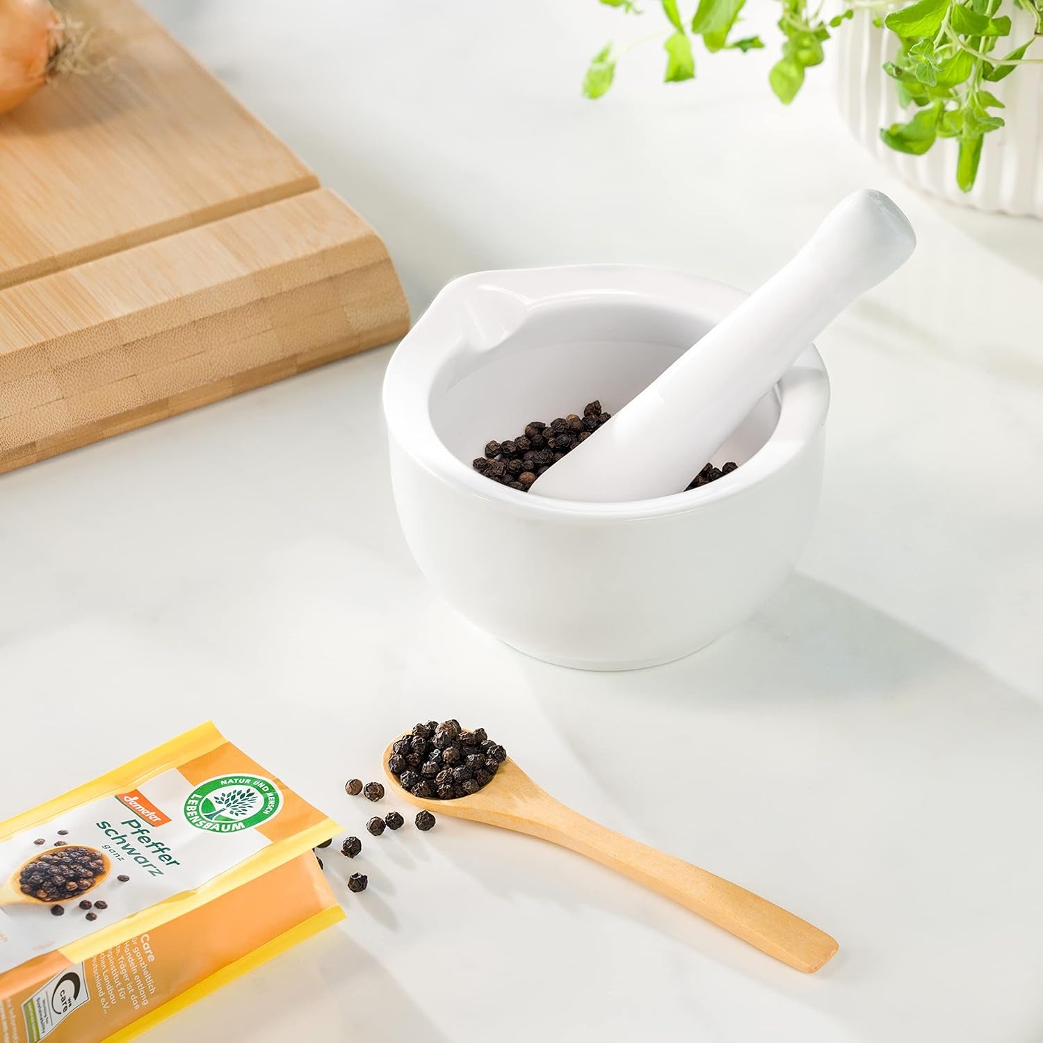 Lebensbaum Schwarzer Pfeffer, fruchtig scharfer Genuss, Bio-Pfeffer für Sossen, Beilagen aller Art, Ofengemüse & Fleisch, ganz, 50 g