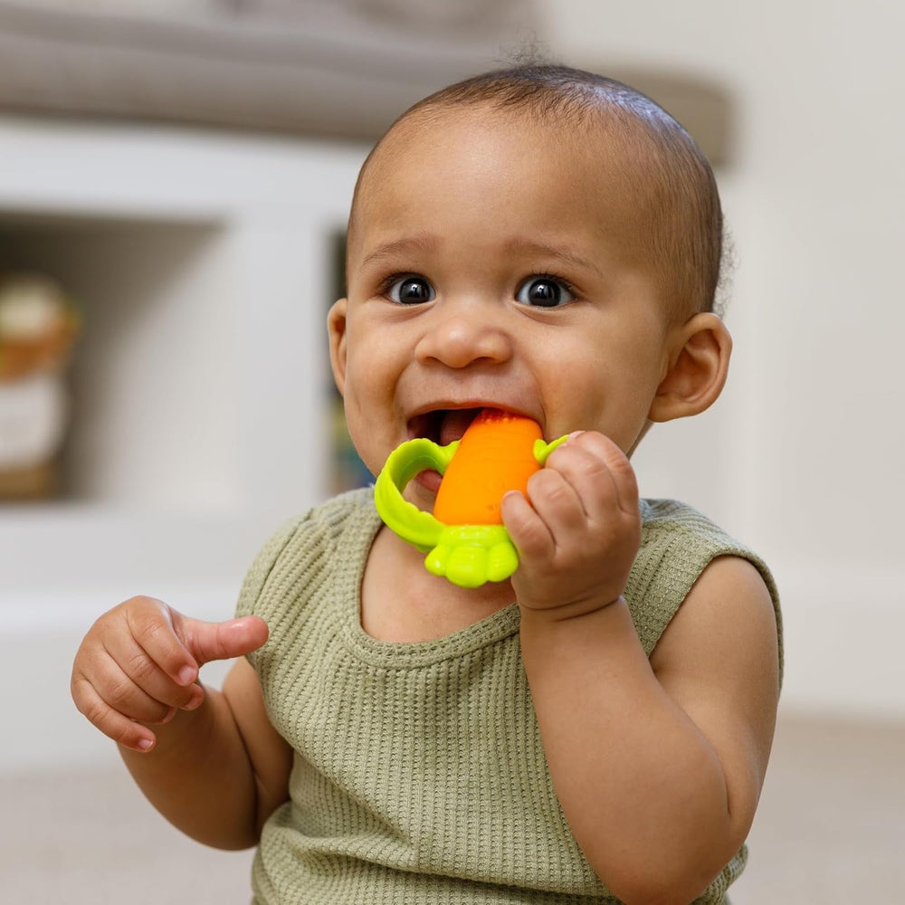 Infantino Lil' Nibbles, inel de dentiție din silicon texturat, jucărie de dentiție pentru bebeluși fără BPA, moale, ușor de ținut în mână, stimulare senzorială pentru sugari, morcov