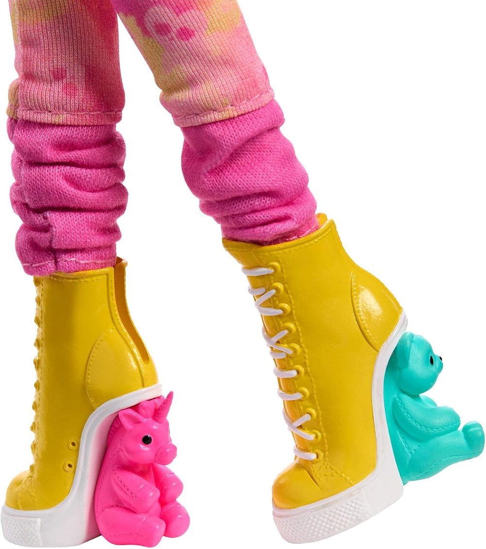 Muñeca Monster High Wednesday y Accesorios, Figura Coleccionable Enid Sinclair en Rosa con Boina y Mochila, Soporte para Muñecas, HXJ05 Naty Shop Muñecas