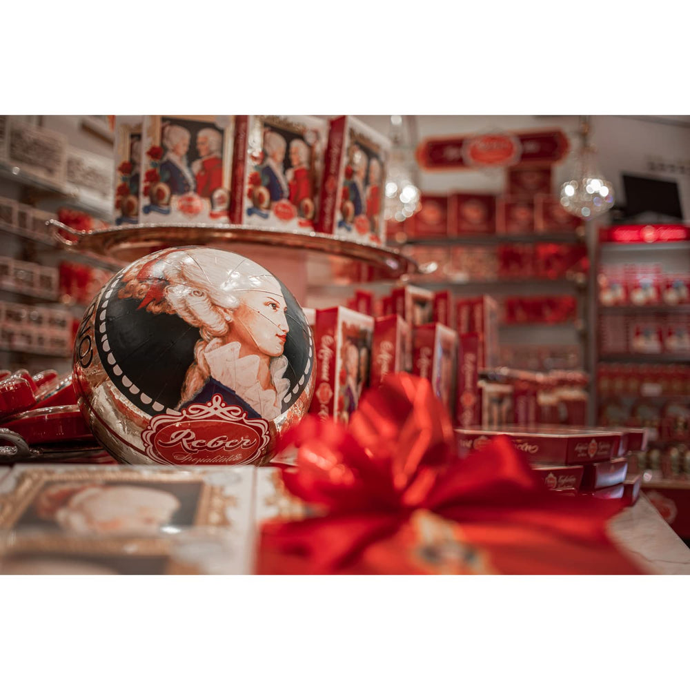 Reber Auténticas Bolas de Mozart Edición Navideña Bombones de Chocolate Negro Turrón de Mazapán Ideal Regalo de Navidad Paquete de 12