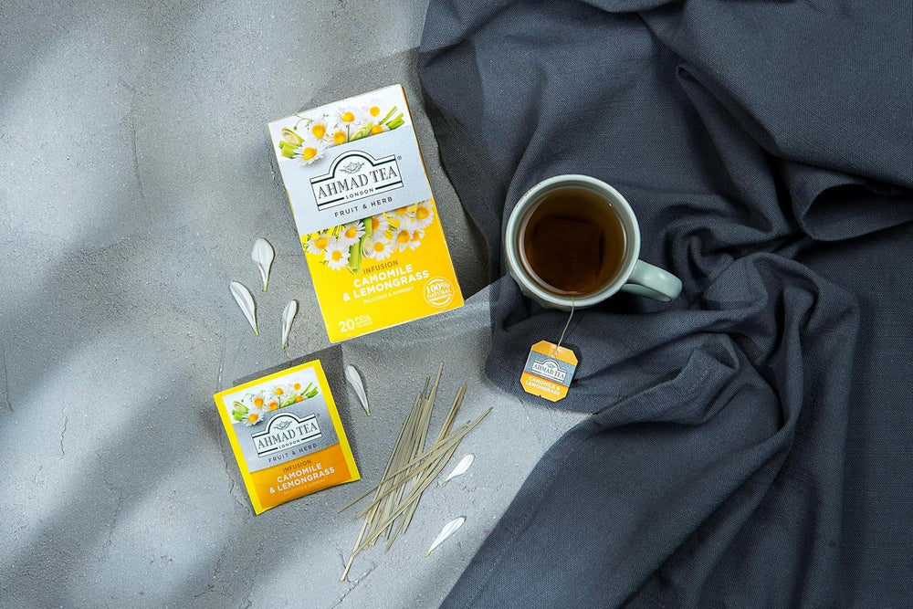 Ahmad Tea - Camomile &amp; Lemongrass - Ceai de fructe și plante fără cofeină - Mușețel și lemongrass - Pliculețe de ceai ambalate individual, sigilate pentru păstrarea aromelor, cu 2 g de ceai per porție - 20 pliculețe de ceai cu bandă
