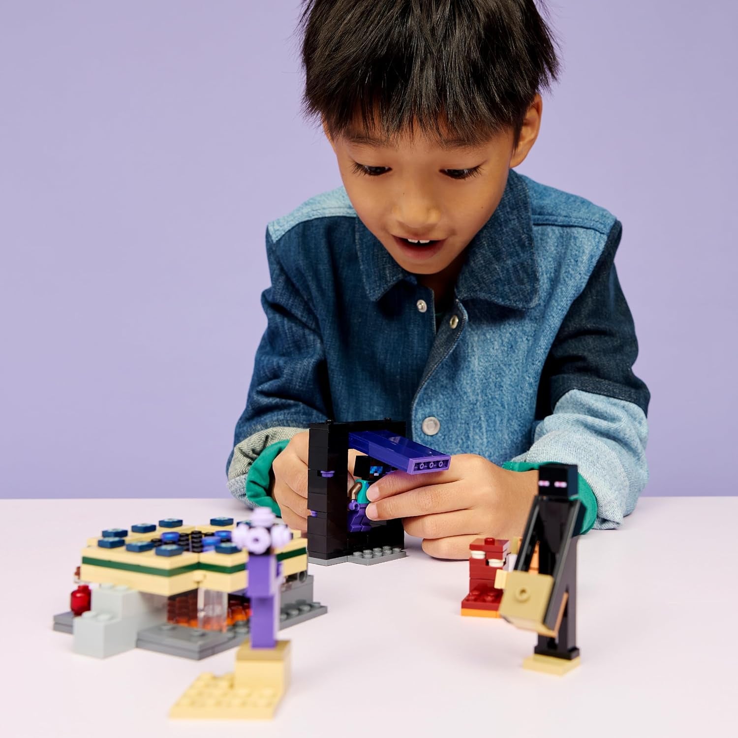 LEGO Minecraft Reise durch Nether and Endportal - Kinder Spielzeug mit Helden, Enderman and Baby Hoglin Figuren - Set mit Minecraft Figur - Gamer Geschenk für Jungen and Mädchen ab 7 Jahren - 21584