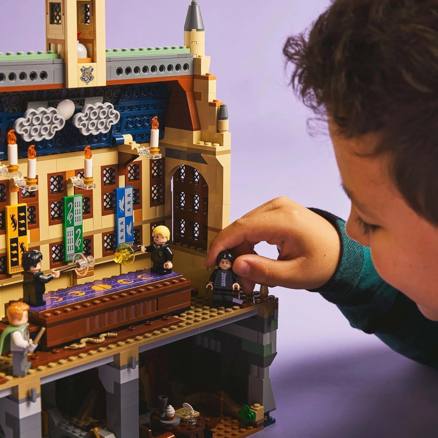 LEGO Harry Potter Castillo de Hogwarts: Juego de construcción del club de duelo con 4 minifiguras incl. Draco Malfoy, Gilderoy Lockhart y Severus Snape, set Con función Para niños y niñas a partir de 8 años 76441 Juegos de construcción Besuche den LEGO-Store