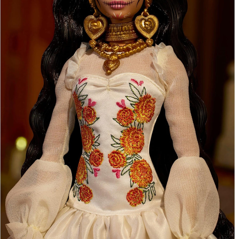 Păpușa Barbie Signature, Ziua Morților 2025, figurină de colecție cu rochie crem cu volane, flori de gălbenele și funde, coroană de flori în păr și vopsea facială Calavera, JBJ05