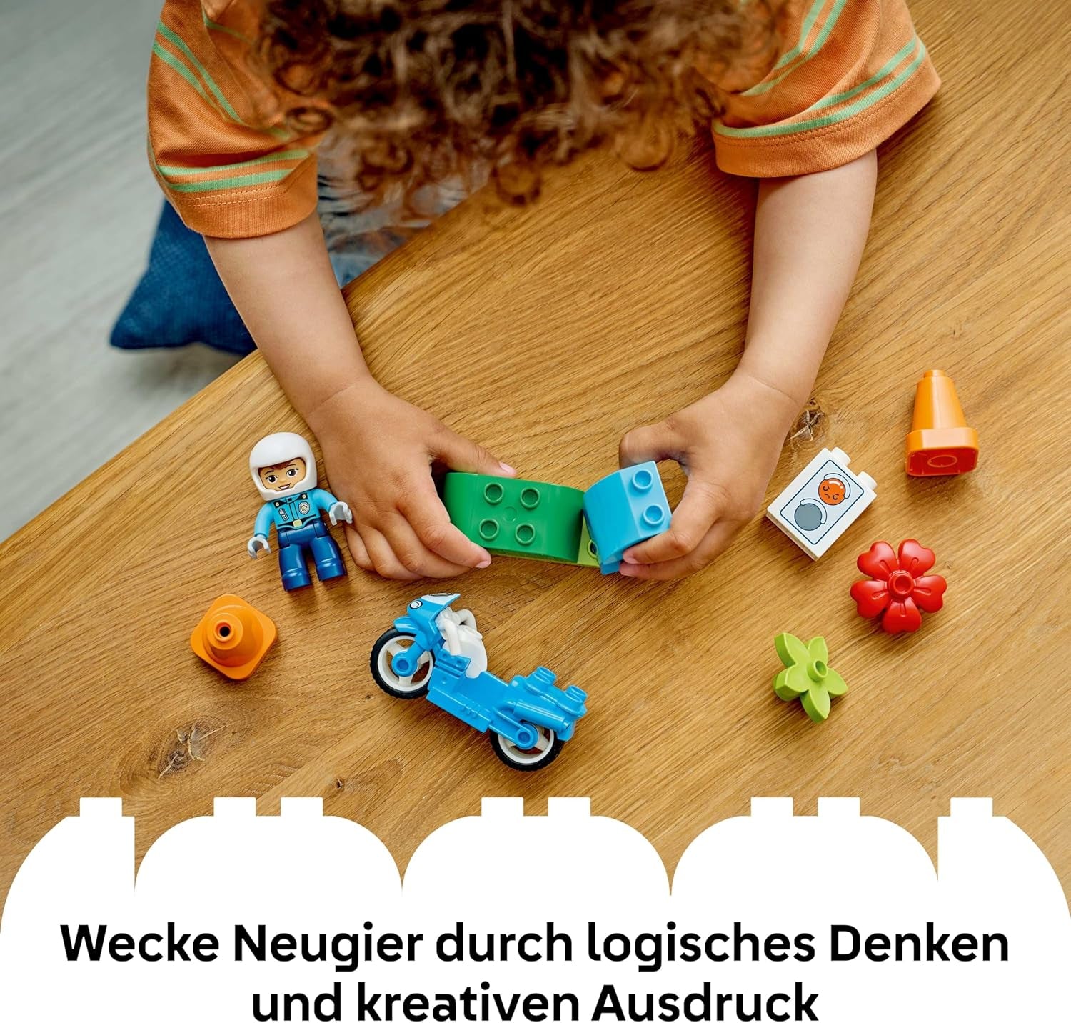 LEGO DUPLO Moto de policía azul - Lernspielzeug zur Förderung der Motorik für Kleinkinder - incl. Motorrad, Polizisten Figur und Verkehrsampel - Geschenk für Jungen und Mädchen ab 2 Jahren - 10471