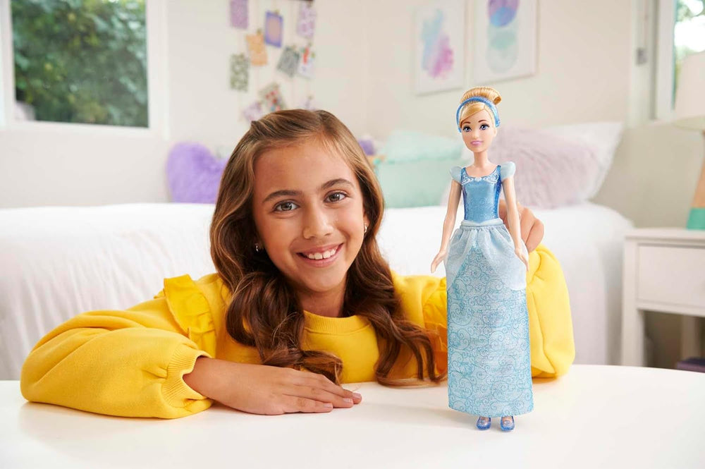 Mattel DISNEY Princess Cinderella - Păpușă mobilă cu costum strălucitor, pantofi și diademă detașabile, păr pieptănabil pentru distracție la coafor, pentru copii de la 3 ani în sus, HLW06 Papusi Naty Shop