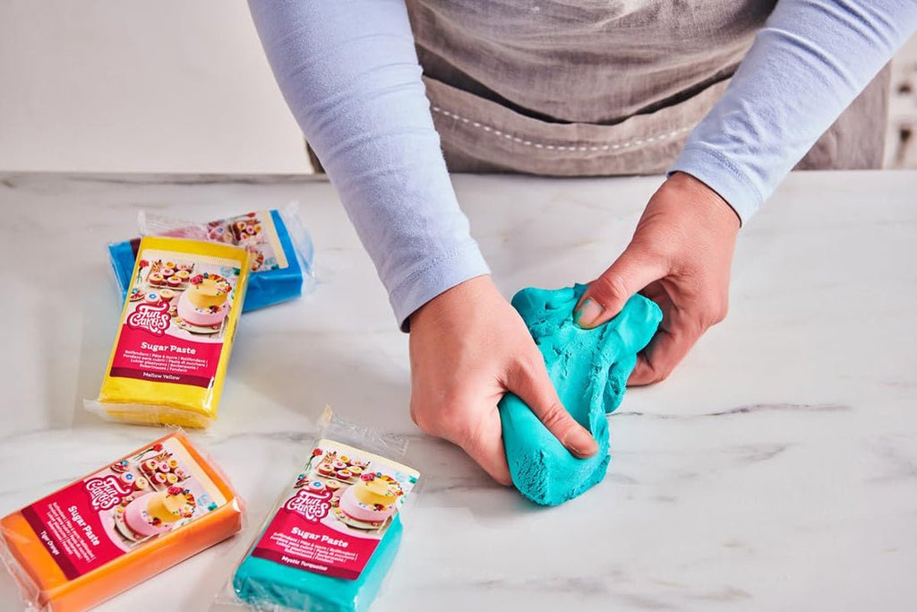 FunCakes Roll Fondant Sweet Pink: Ușor de utilizat, neted, flexibil, moale și pliabil, perfect pentru decorarea prăjiturilor, halal, kosher și fără gluten. 1 kg Pasta de zahar Naty Shop