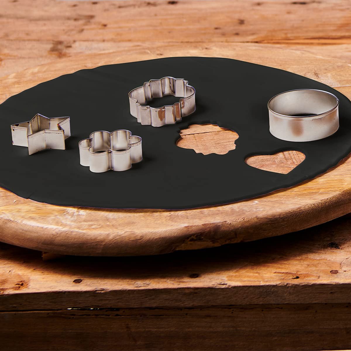 FunCakes Rolled Roll Fondant Disc Raven Black: aromă delicioasă de vanilie, 430 g & Rolled Roll Fondant Disc Fire Red: aromă delicioasă de vanilie, deja rulat, ușor de utilizat, 430 g Pasta de zahar Naty Shop