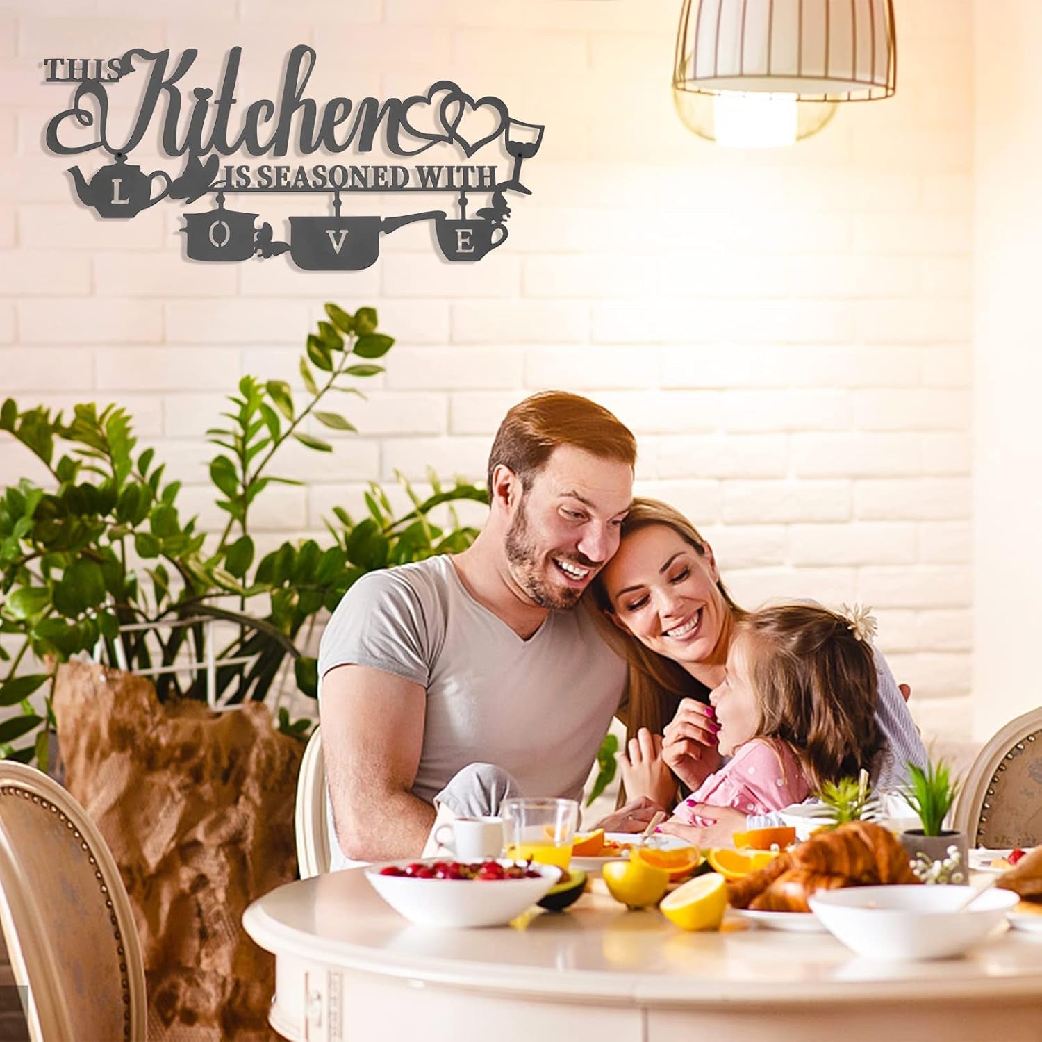 KHayRovies decor de perete pentru bucătărie, metal, inscripție "Această bucătărie este condimentată cu dragoste", cuvânt negru cu placă de nume, litere de fier rustice, citate pentru bucătărie, fermă, sufragerie, Statuete si sculpturi Naty Shop